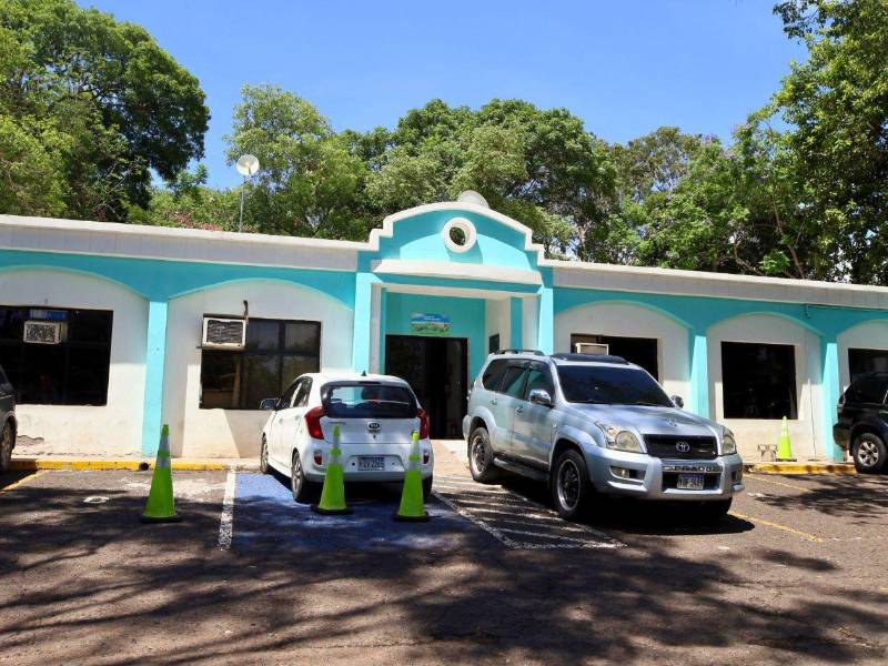 El bufete está ubicado en el edificio contiguo al Cuerpo de Bomberos, a inmediaciones del Estadio Nacional Chelato Uclés, barrio Morazán.