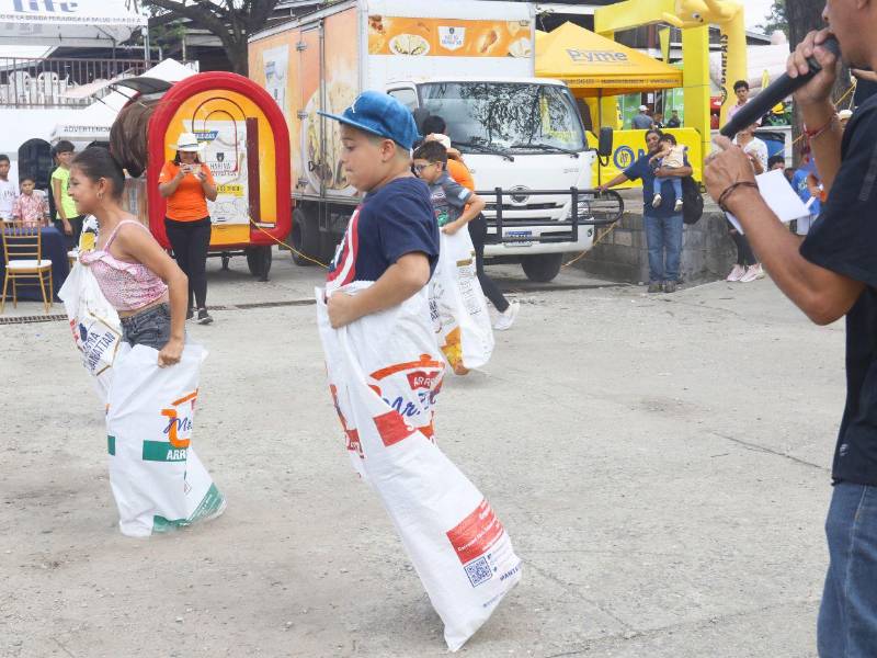 Los niños también disfrutaron de las carreras de encostalados.