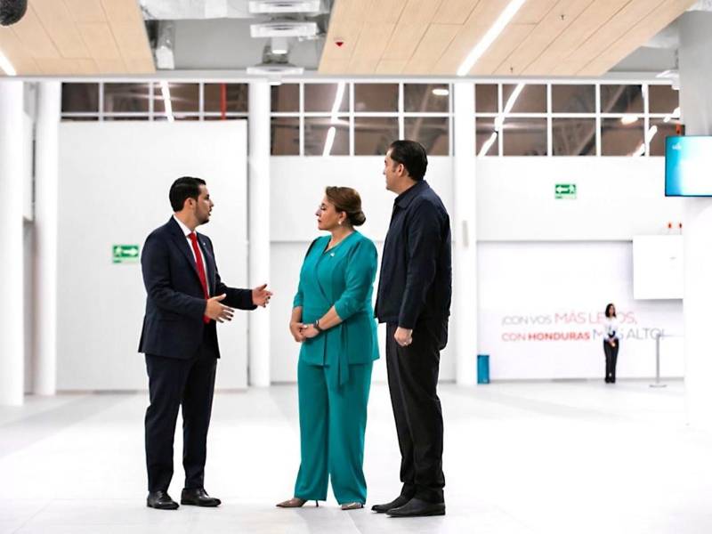 Malcolm Stufkens recorrió las terminales junto a la presidenta Xiomara Castro y su secretario privado Héctor Zelaya.