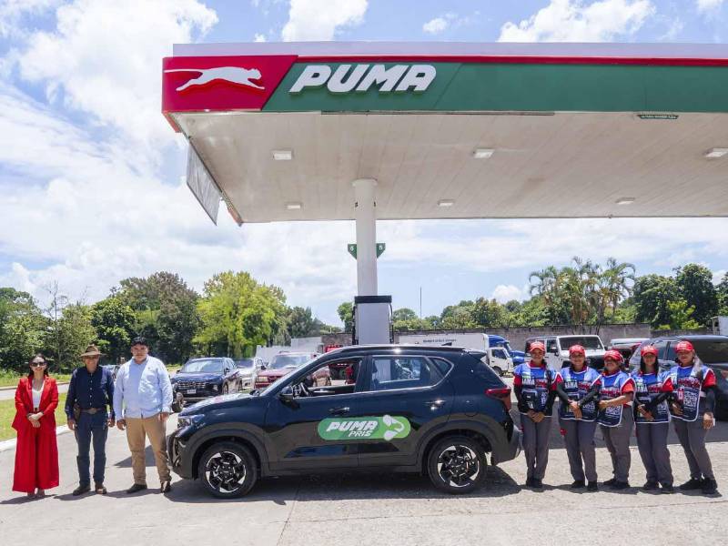 Armando Mendoza, ganador del tercer sorteo, recibió oficialmente su KIA Sonet en la estación Puma Bella Vista, ubicada en Santa Cruz de Yojoa, Cortés.