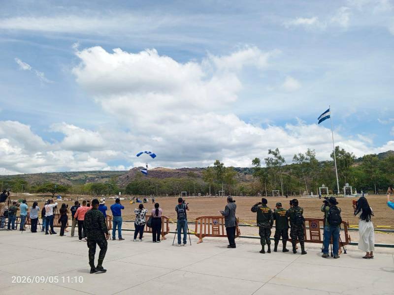 Nueve paracaidistas de las FF AA realizan salto libre por aniversario patrio