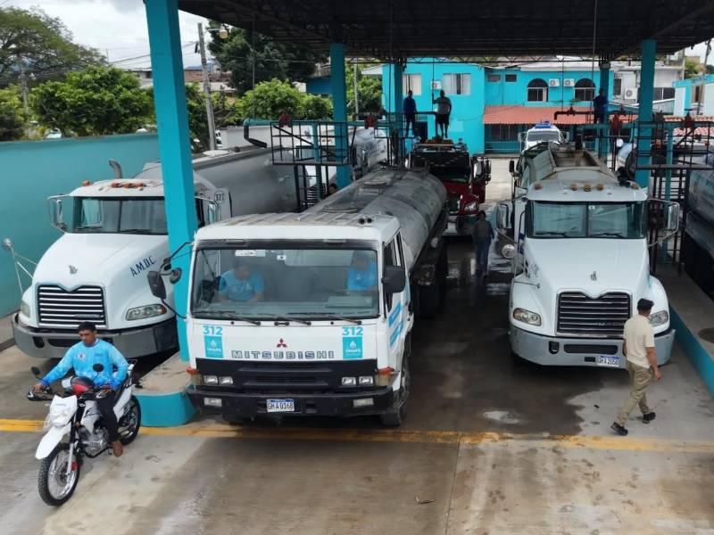 La UMAPS incrementó su flota de dos a 52 cisternas operativas en la capital, 80 alquiladas y 10 propias, para reforzar la distribución de agua potable.