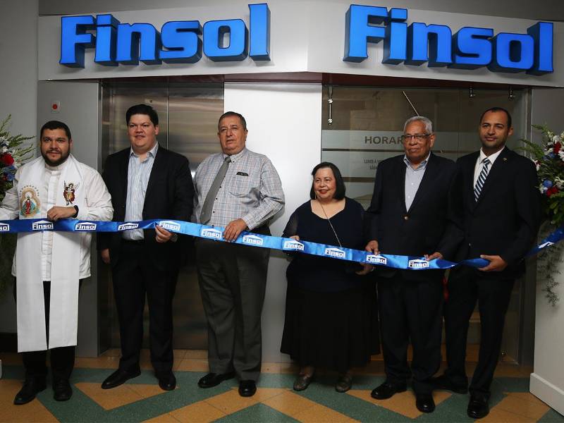 El corte de cinta marcó el inicio de operaciones de la nueva agencia de Financiera Solidaria - Finsol en la capital.