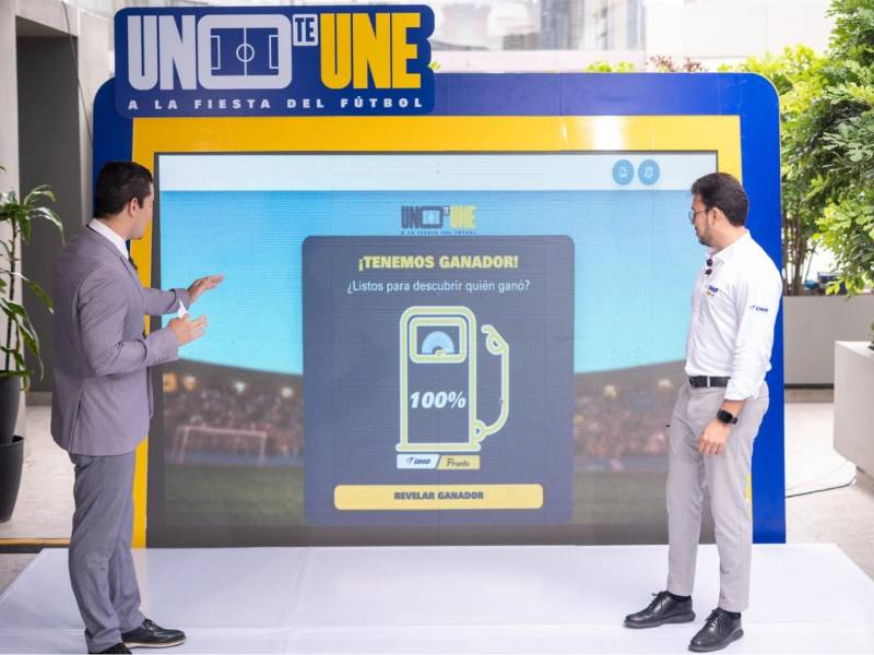 Momento interactivo durante la presentación de la campaña de Gasolineras UNO y Pronto. En la pantalla principal se detalla la dinámica del sorteo.