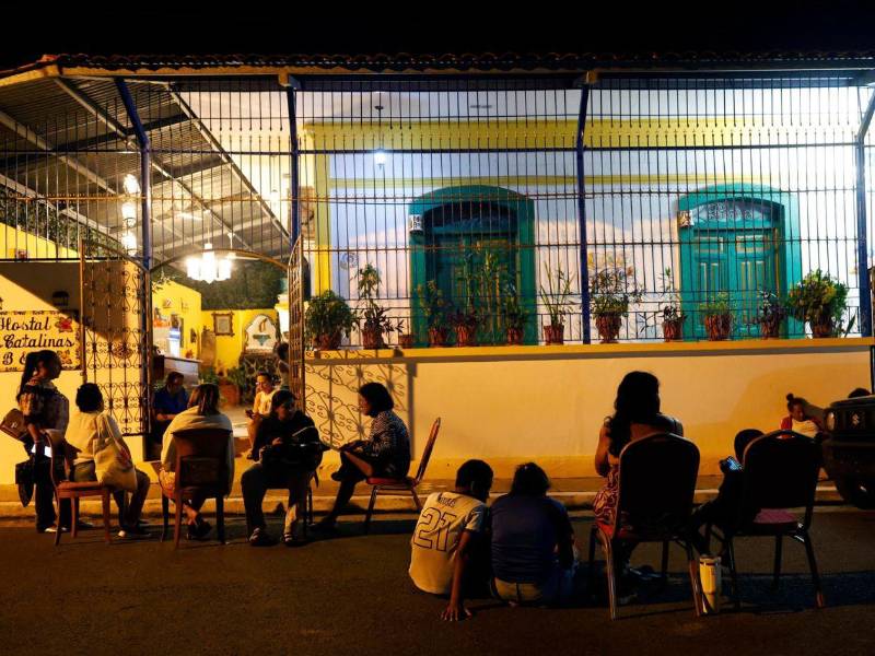 Personas esperaban afuera de un hotel, a causa de las múltiples replicas, luego del terremoto de magnitud 7.7 que sacudió el sureste de Panamá.
