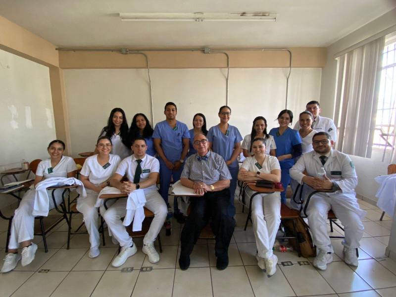 El Dr. Denis Castro Bobadilla junto a los médicos residentes (R1) del módulo de Ginecología Forense, transmitiendo la rigurosidad científica a las nuevas generaciones.