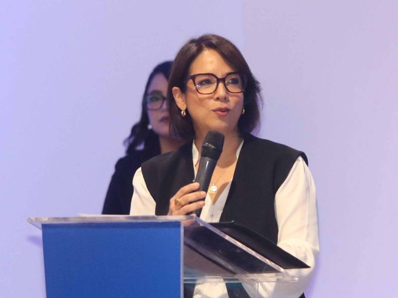 Rectora de UNITEC, Rosalpina Rodríguez, se dirige a los invitados y estudiantes destacando la importancia de brindar oportunidades a los jóvenes.