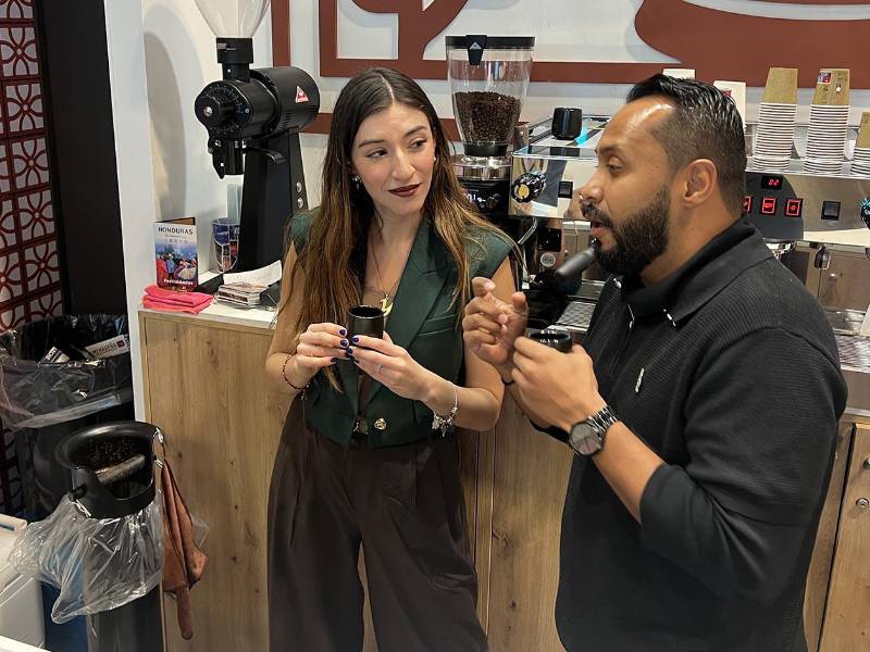 Los asistentes pudieron disfrutar de la variedad de cafés del stand de Honduras.