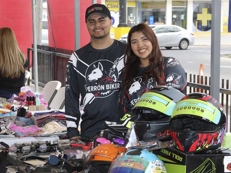 Los asistentes encontraron una amplia oferta de accesorios para motocicletas, reflejando la diversidad de emprendimientos que forman parte del talento emprendedor de la familia Grupo Flores.