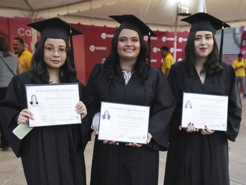 Con una formación basada en competencias, los graduados de CEUTEC están listos para enfrentar los desafíos del mercado laboral.