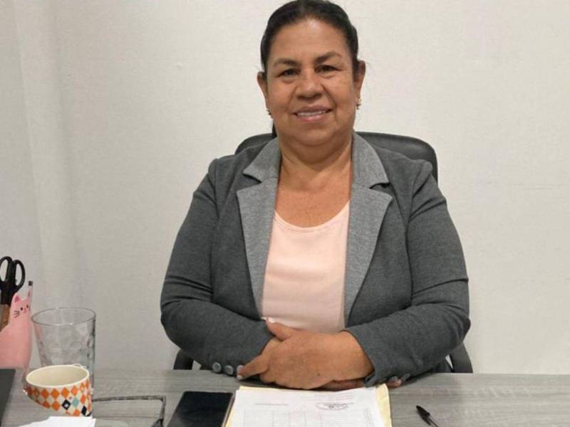 Miriam Esperanza Rodas trabaja en la administración municipal promoviendo un enfoque humano en los servicios funerarios para apoyar a las familias en momentos de duelo.