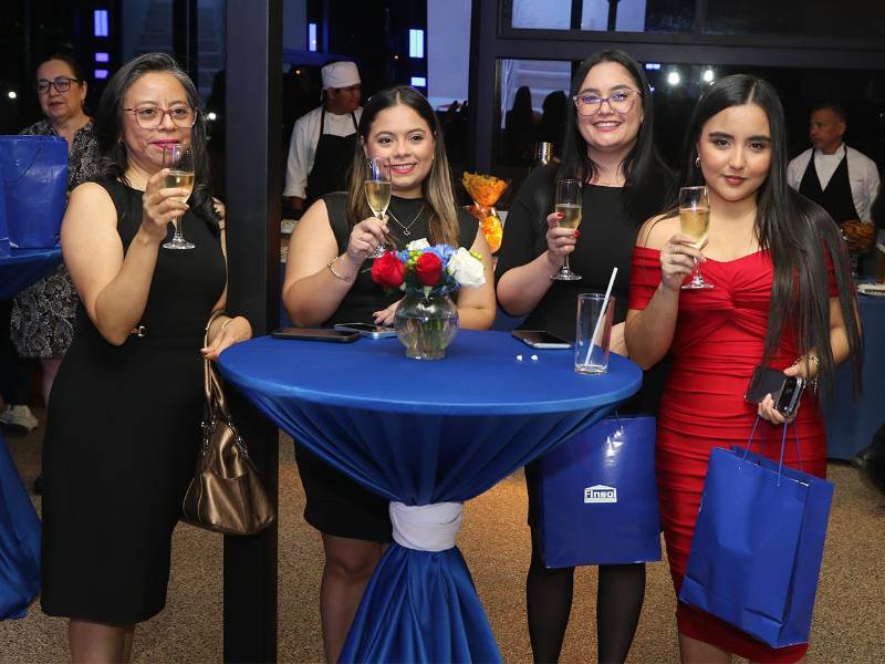 Durante un ameno brindis, autoridades, invitados y colaboradores de Finsol celebraron la inauguración de la nueva agencia en el Centro Comercial Villa San Miguel.