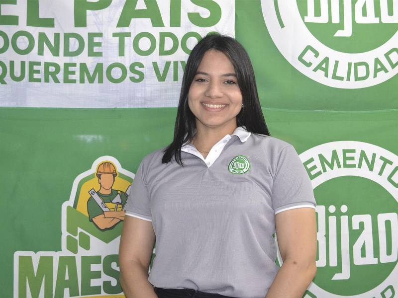 Beverly Rivera, gerente de Mercadeo de Cenosa, reafirmó el compromiso de Cemento Bijao de apoyar y reconocer a los trabajadores de la construcción, verdaderos pilares del progreso nacional.