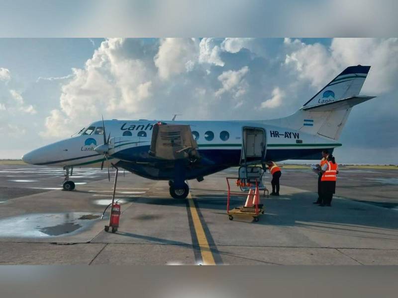 El avión Jetstream 32, con matrícula HR‑AYW, tenía capacidad para 19 pasajeros. El piloto del vuelo LNH-018 externó con un amigo la falta de mantenimiento de la aeronave.