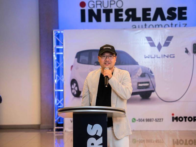 Mr. Kyle Yao, Director de Desarrollo de Negocios Internacionales de SAIC-GM-Wuling, compartió la visión global de la marca y las razones que llevaron a Wuling a elegir a iMotors como su socio comercial en Honduras, destacando su liderazgo en movilidad sostenible, innovación y compromiso con el desarrollo del mercado hondureño.