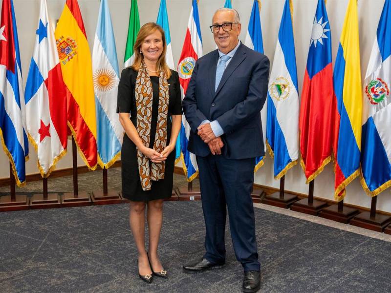 Gisela Sánchez, presidenta ejecutiva del BCIE, junto al homenajeado Federico Álvarez Fernández.