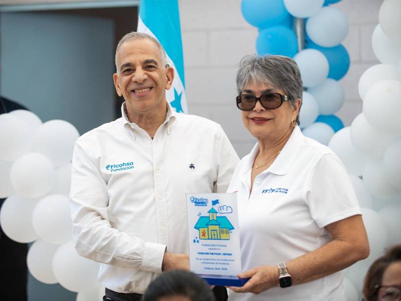 Juan Carlos Atala, presidente de Fundación Ficohsa, y Linda Coello, presidenta de CEPUDO, durante la inauguración del Centro de Educación Prebásica “Sonia Turcios” en Intibucá.