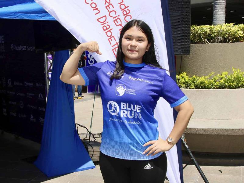 Natalia Martínez, lució la camiseta oficial de Blue Run 2026 durante el lanzamiento de la carrera, representando el espíritu de lucha, perseverancia y esperanza que inspira esta iniciativa.