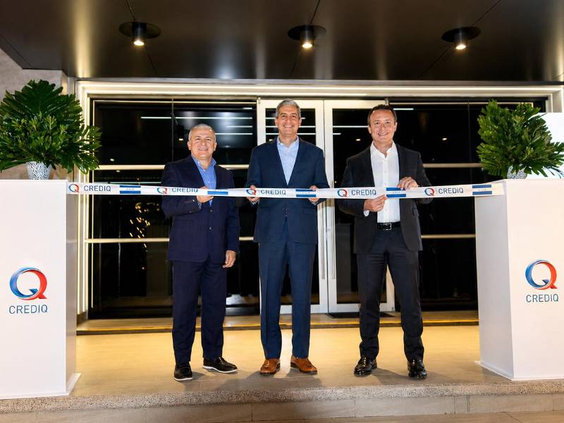 En un acto simbólico, ejecutivos de CrediQ llevan a cabo el corte de cinta del nuevo edificio corporativo, dando inicio a una etapa de modernización y fortalecimiento de su operación en Honduras.