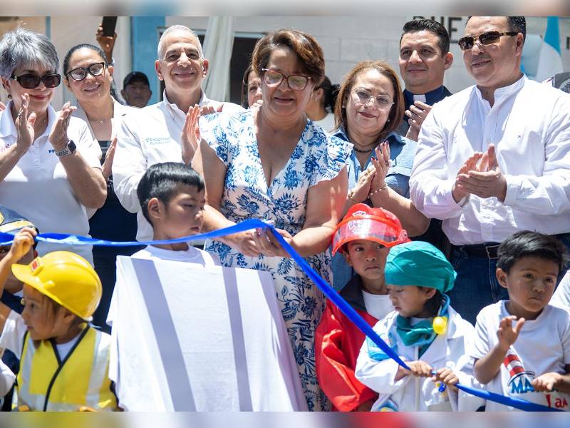 Autoridades, padres de familia y líderes comunitarios participan activamente en la puesta en marcha del proyecto educativo.