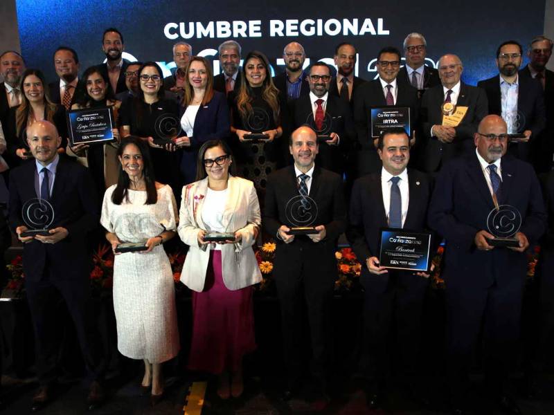 Durante la Cumbre, se reconoció el legado de empresas como Grupo Financiero Atlántida (GFA), galardonado con el sello Triple Confianza.