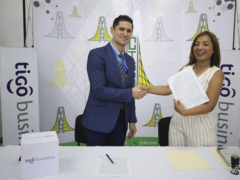 Momento de la firma que oficializa el acuerdo entre ambas instituciones.