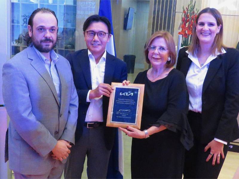 Representantes de KIA entregaron un reconocimiento a Corporación Jaar por su trayectoria en Honduras.