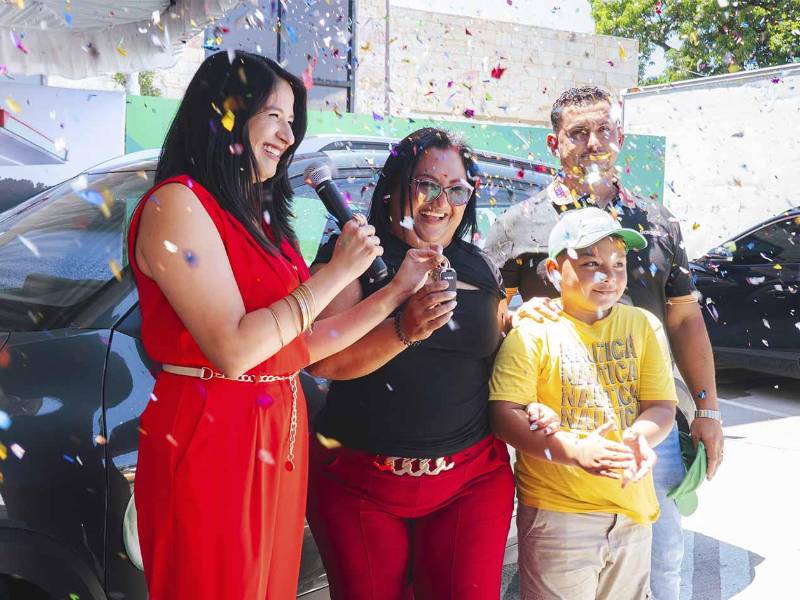 Chany Vásquez fue la ganadora del cuarto sorteo de “Ahorrá y Ganá” con Puma Pris y recibió su KIA Sonet en la estación Puma San Juan Pueblo, Atlántida.