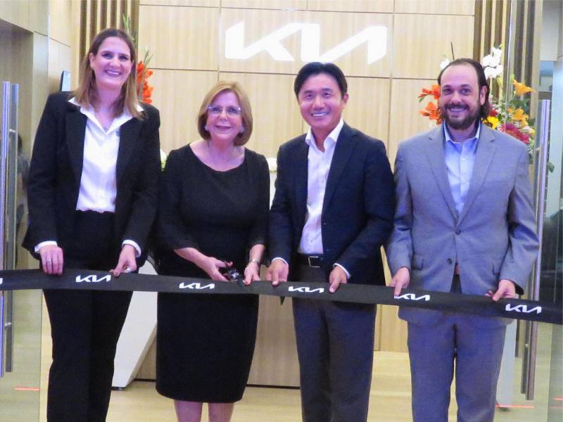 Las modernas instalaciones de Corporación Jaar, bajo la filosofía global Full SI de KIA, fueron inauguradas por Steve Lee y Delmy Jaar, junto a sus hijos.