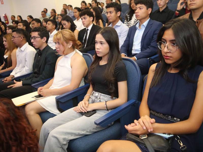 Becados e invitados a la ceremonia de la décima entrega de becas que se celebró en el auditorio de UNITEC.