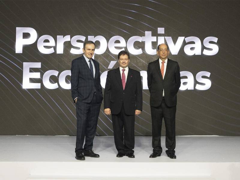 Los conferencistas Guillermo Bueso, Andrés Oppenheimer y Sergio Recinos compartieron análisis y perspectivas sobre el futuro económico de Honduras y la región.