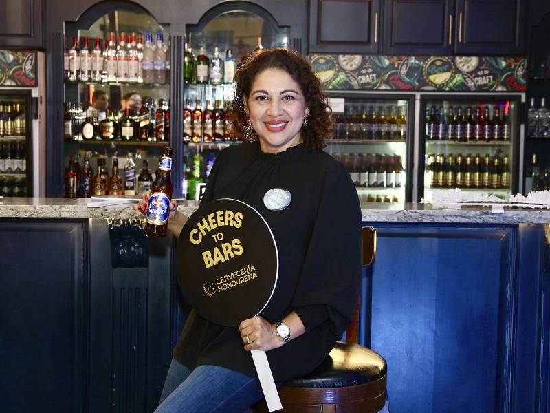 Karla Ávila, directora Legal y de Asuntos Corporativos de Cervecería Hondureña, brindó por el esfuerzo y la resiliencia de los emprendedores del sector gastronómico.