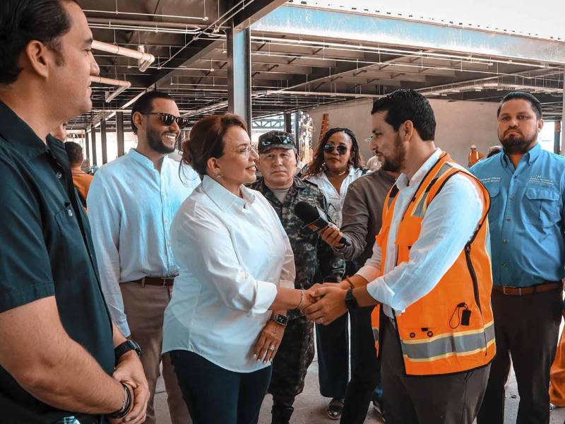 El secretario ejecutivo de la SAN, Malcolm Stufkens, junto a la presidenta Xiomara Castro en la reciente visita a Roatán, revisando avances.