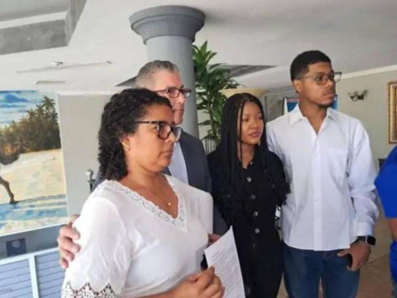 Roxana Romero, esposa de Aurelio de Martínez, y sus hijos Seyri y Yanjel Martínez, acompañados por el bogado Andrés Pereira, que les lleva la demanda para exigir justicia.