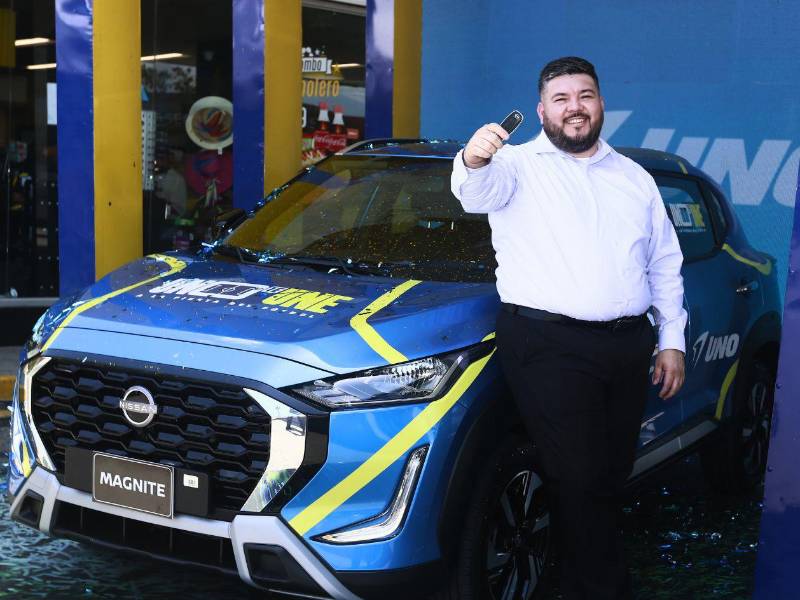 Dennis Johan Orellana Ruiz expresó su felicidad al recibir las llaves del Nissan Magnite Advance e invitó a los hondureños a continuar en esta gran promoción de UNO.