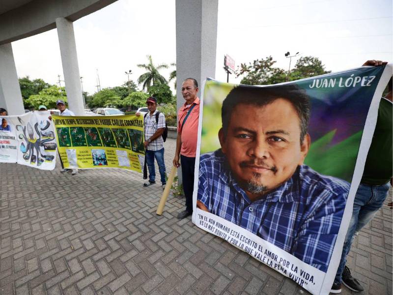 Pobladores de Tocoa llegaron al Palacio de Justicia de San Pedro Sula para exigir justicia por el asesinato del ambientalista Juan López, en el inicio de la audiencia inicial contra los acusados.