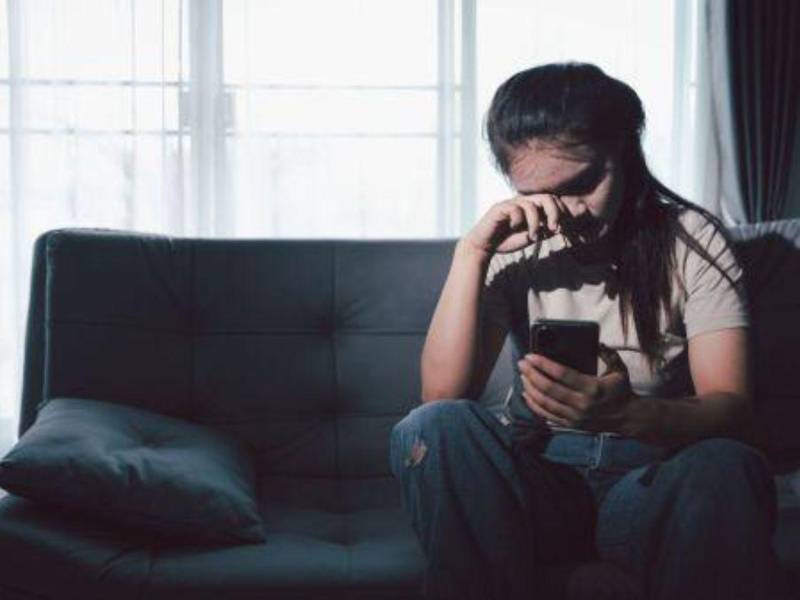 Una noticia falsa puede desaparecer con un desmentido, pero la emoción que provocó puede permanecer. Psicólogos explican cómo la desinformación puede afectar la salud mental y cómo evitar que el exceso de información genere malestar.