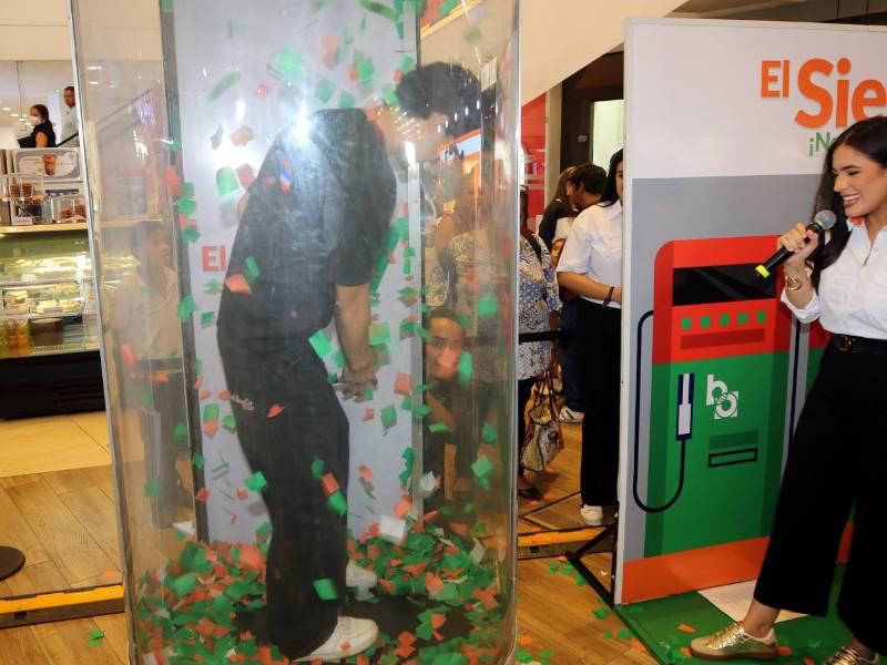 Durante el lanzamiento de la promoción ¡El 7 no se detiene!, Banco de Occidente realizó diversas dinámicas con clientes que ya forman parte de su cultura de ahorro, premiando su fidelidad con obsequios y sorpresas.