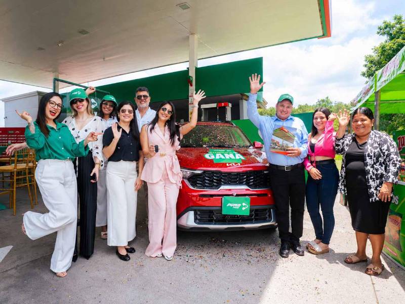 José de Jesús Solórzano, primer ganador de “Ahorrá y Ganá” con Puma Pris, recibió oficialmente su KIA Sonet en la estación Puma La Quinta, en El Progreso, Yoro.