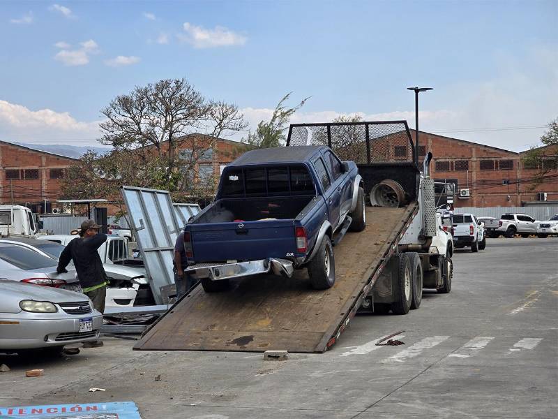 Operación de limpieza de espacios en el plantel de Las Palmas, para eliminar focos de contaminación, propagación de plagas y fluidez vehicular en la zona.