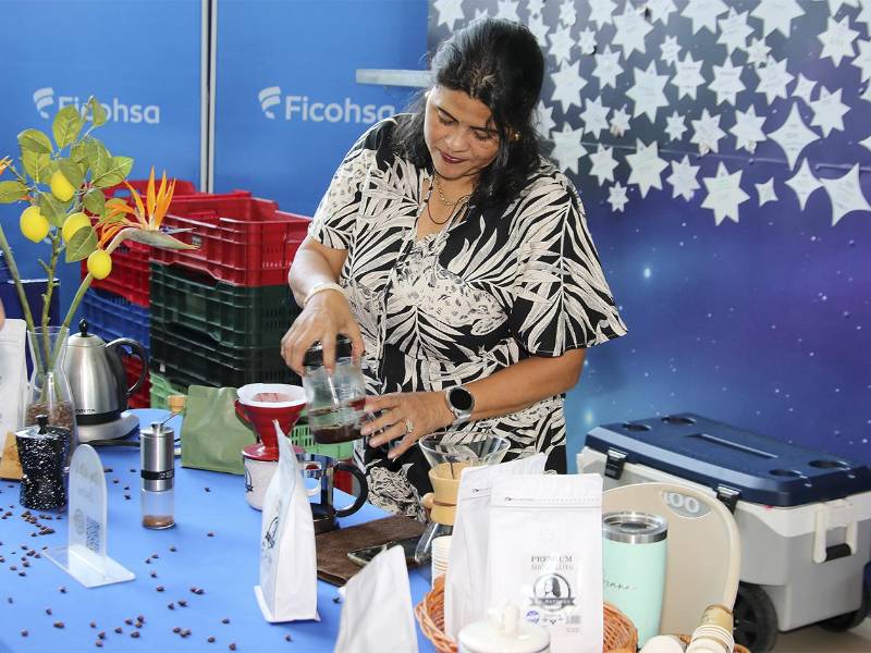 Emprendedores participantes del evento utilizan TapiYa, la nueva funcionalidad de Ficohsa y Visa que facilita el pago de productos y servicios mediante herramientas digitales, ofreciendo una experiencia de compra más práctica y ágil.