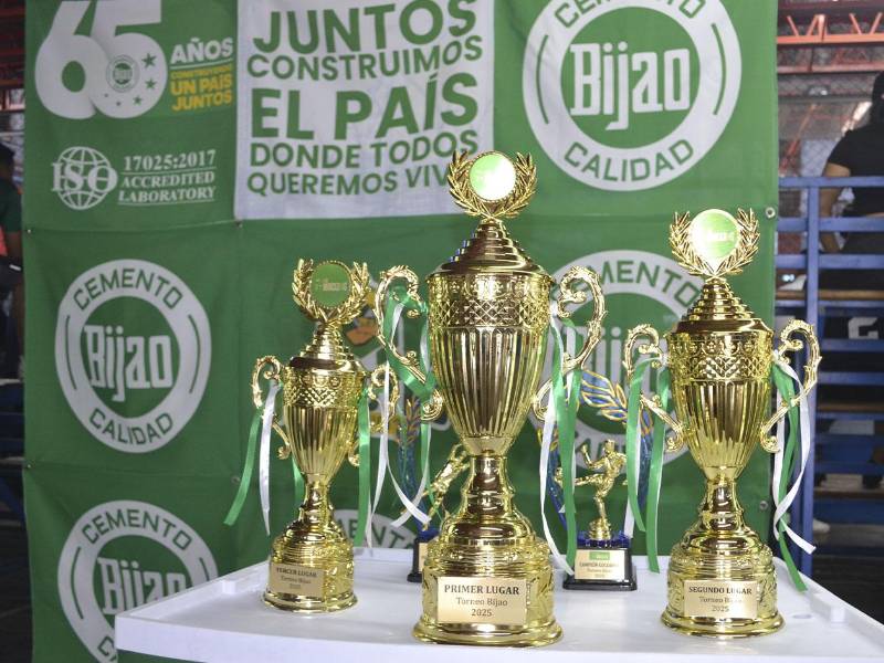 Los ganadores del torneo recibieron premios en efectivo, trofeos y reconocimientos individuales, como parte del homenaje impulsado por Cemento Bijao.