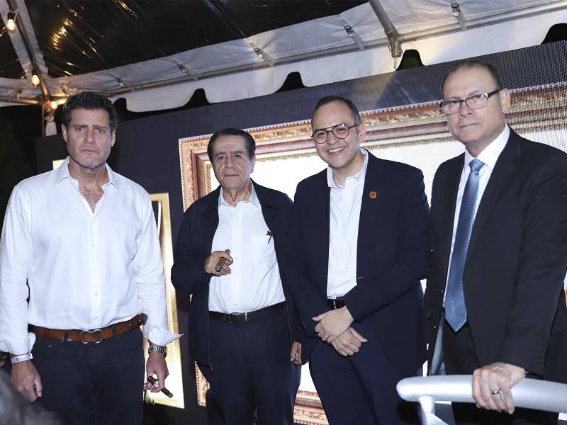 Don Manuel Venancio Bueso, junto a representantes de Banco de Occidente y aliados estratégicos, durante la séptima edición de Fuego &amp; Barrica.