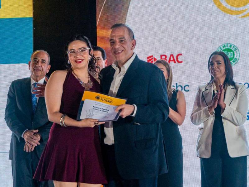 Juan Carlos Atala, presidente de la Fundación Ficohsa hace entrega del certificado a una joven profesional.