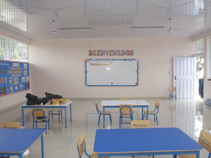 Niños y niñas de la comunidad de Santa Cruz contarán con mejores condiciones para su aprendizaje mediante infraestructura, mobiliario, útiles, merienda escolar y nuevas herramientas educativas.