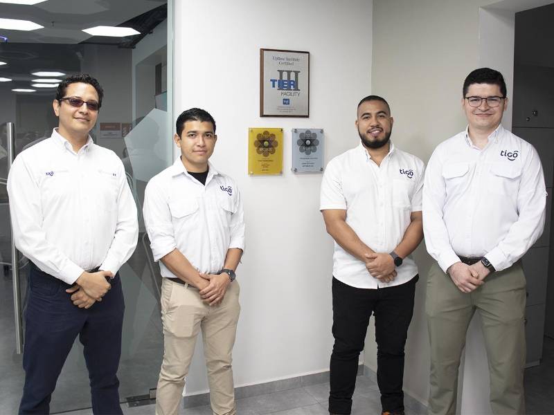 Colaboradores de Tigo Business celebran el logro colectivo que posiciona a Evolution como un centro de datos de clase mundial.
