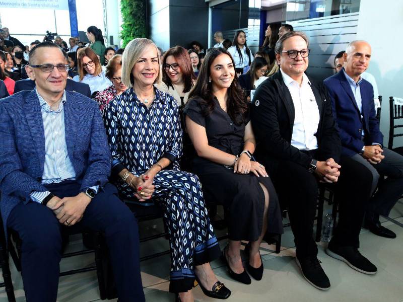 Invitados especiales y medios de comunicación fueron testigos de la presentación de la decimoquinta Memoria de Sostenibilidad de Grupo Ficohsa.