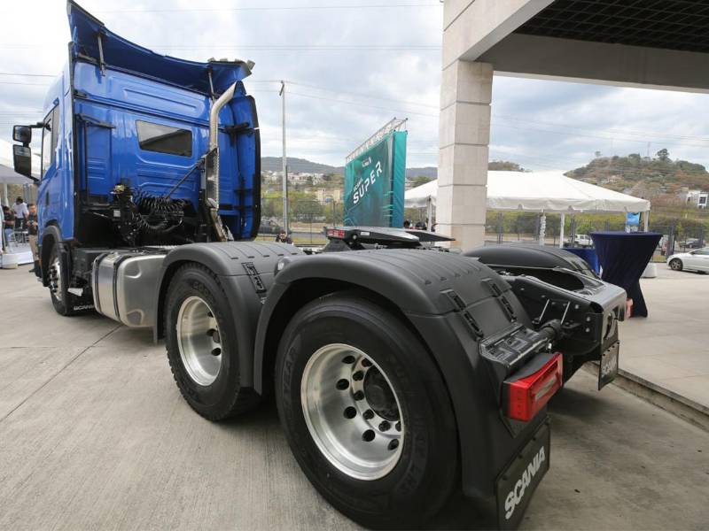 Vista posterior del Scania Super, diseñado para optimizar la distribución de peso y maximizar la capacidad de carga.