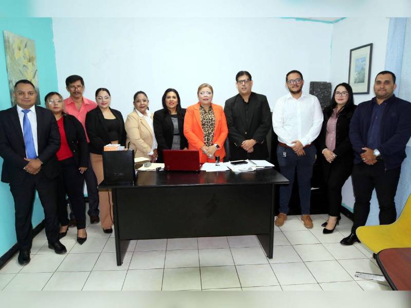 El equipo del bufete está conformado por 11 colaboradores, entre abogados, abogadas y practicantes de Derecho, quienes cuentan con experiencia en distintas áreas jurídicas.