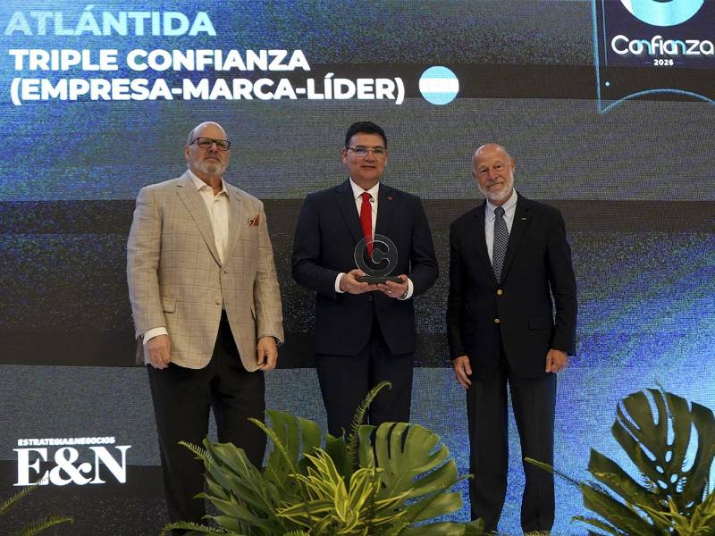 El vicepresidente Corporativo de Imagen y Reputación, Carlos Girón recibió el sello Triple Confianza a nombre del Grupo Financiero Atlántida, Capítulo Honduras.